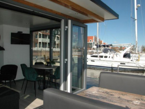 Beautiful Houseboat in the harbour of Volendam near Centre, Volendam